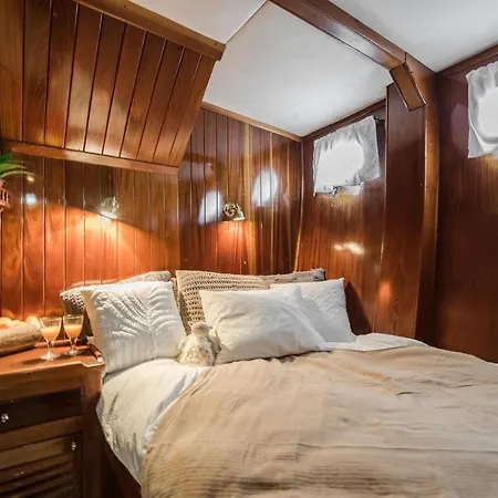 Spacious Yacht Center 5 Ботель