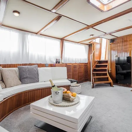 Hotel en barco Spacious Yacht Center 5
