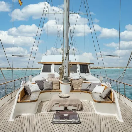 Hotel en barco Spacious Yacht Center 5