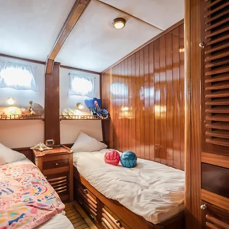Spacious Yacht Center 5 Ботель