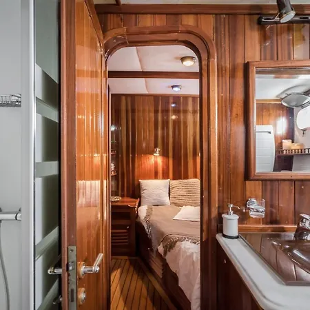 Hotel en barco Spacious Yacht Center 5