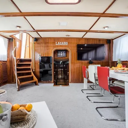 Hotel en barco Spacious Yacht Center 5 *