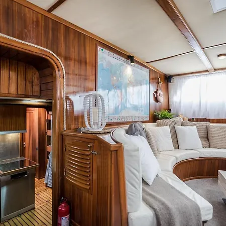Hotel en barco Spacious Yacht Center 5