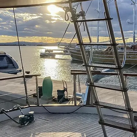 Spacious Yacht Center 5 Hotel en barco