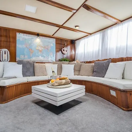 Hotel en barco Spacious Yacht Center 5