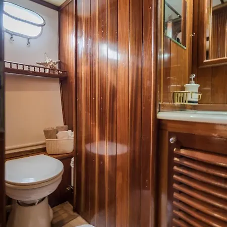 Hotel en barco Spacious Yacht Center 5 *