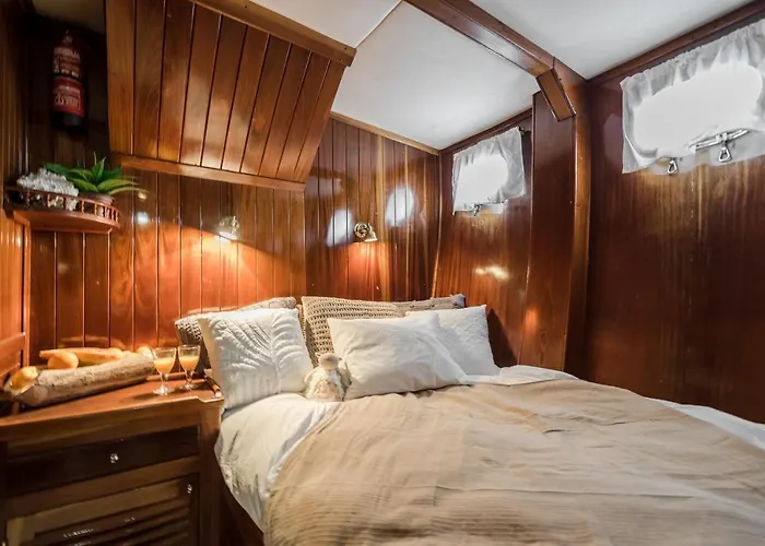 Spacious Yacht Center 5 بوتيل