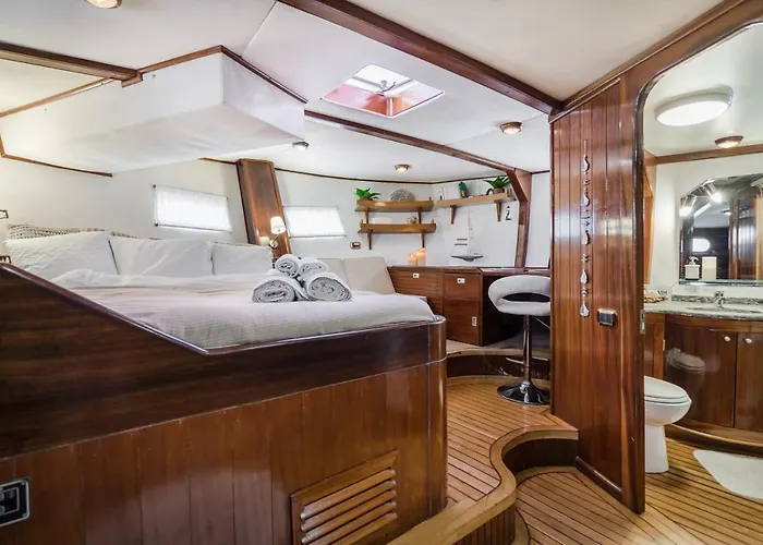 Spacious Yacht Center 5 برشلونة