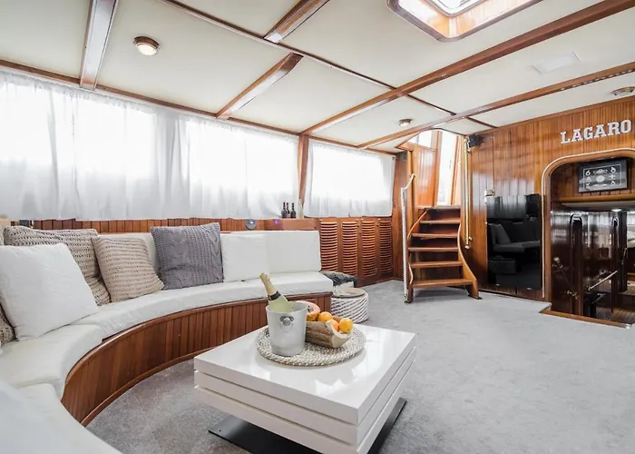 بوتيل Spacious Yacht Center 5