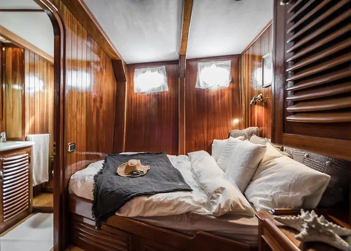 Spacious Yacht Center 5 *