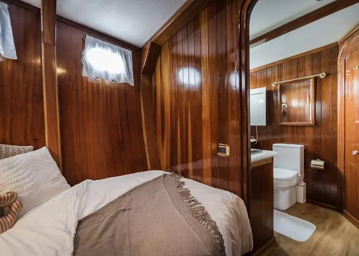 Spacious Yacht Center 5 *