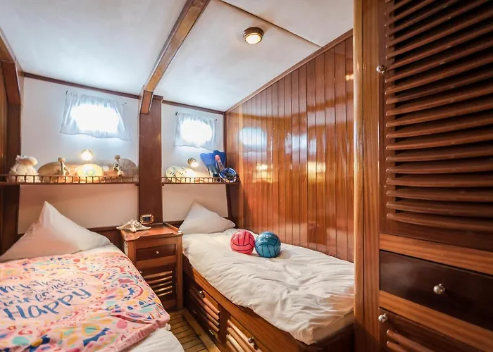 Spacious Yacht Center 5 بوتيل