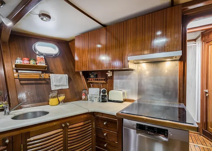 Spacious Yacht Center 5 *