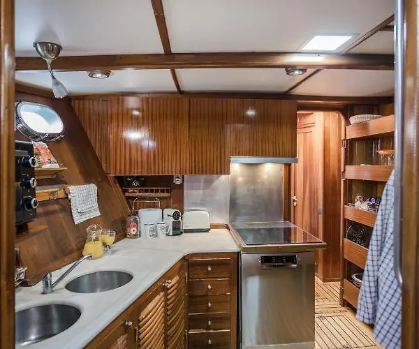 Spacious Yacht Center 5 * برشلونة