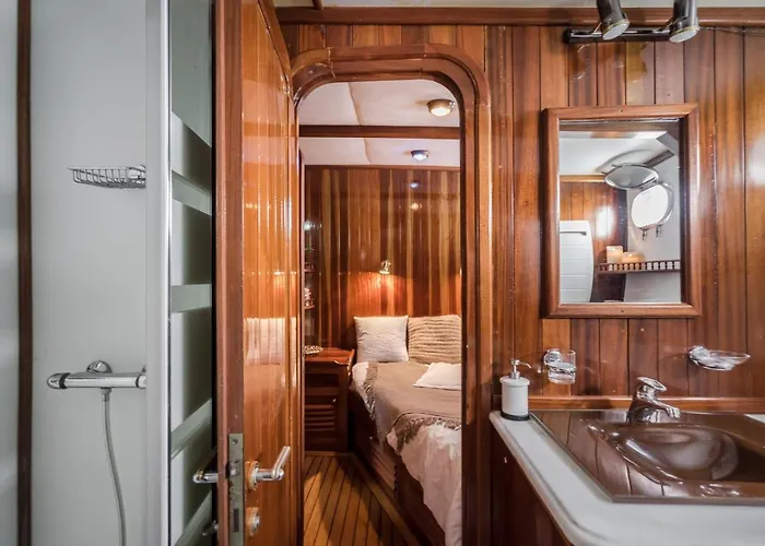 بوتيل Spacious Yacht Center 5