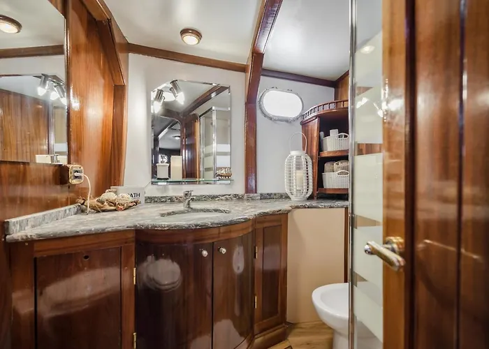 Spacious Yacht Center 5