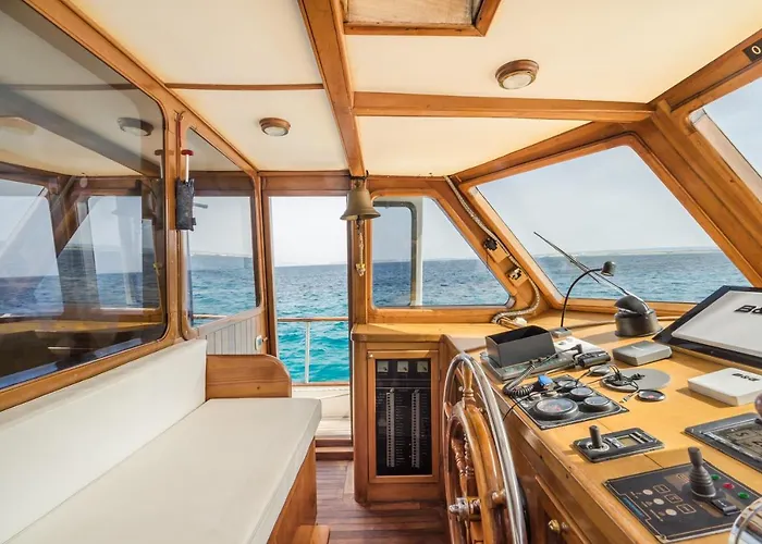 Spacious Yacht Center 5 برشلونة
