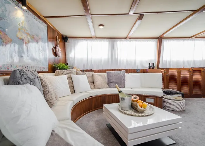 Spacious Yacht Center 5 برشلونة