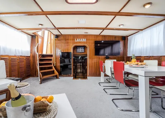 بوتيل Spacious Yacht Center 5 *