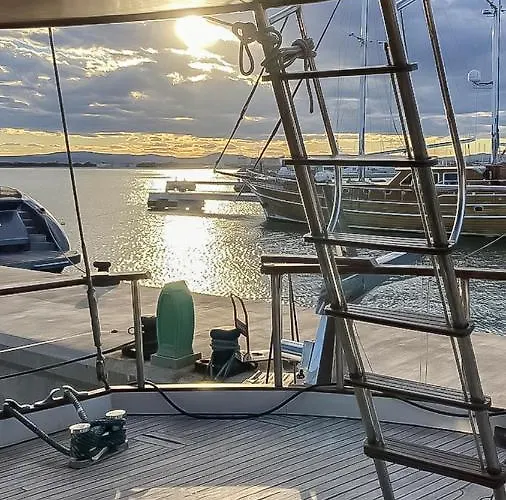 Spacious Yacht Center 5 بوتيل
