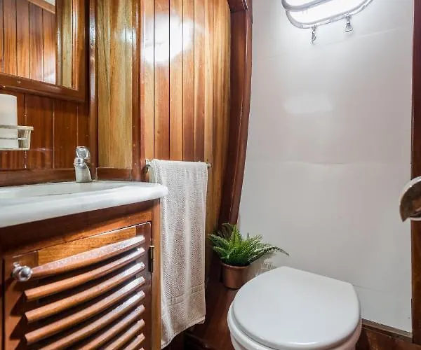 Spacious Yacht Center 5 *