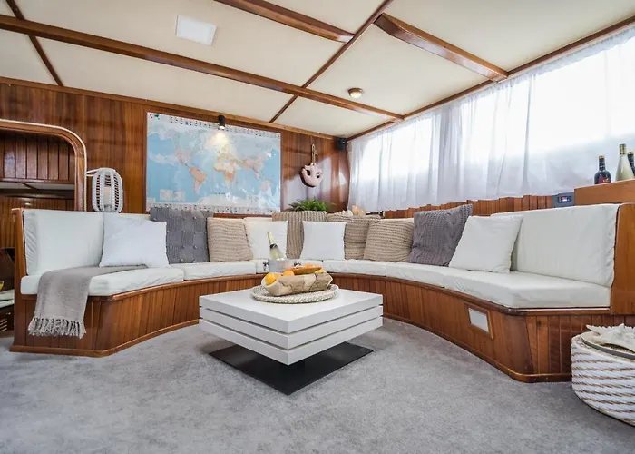 بوتيل Spacious Yacht Center 5