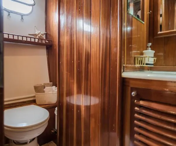 بوتيل Spacious Yacht Center 5 *